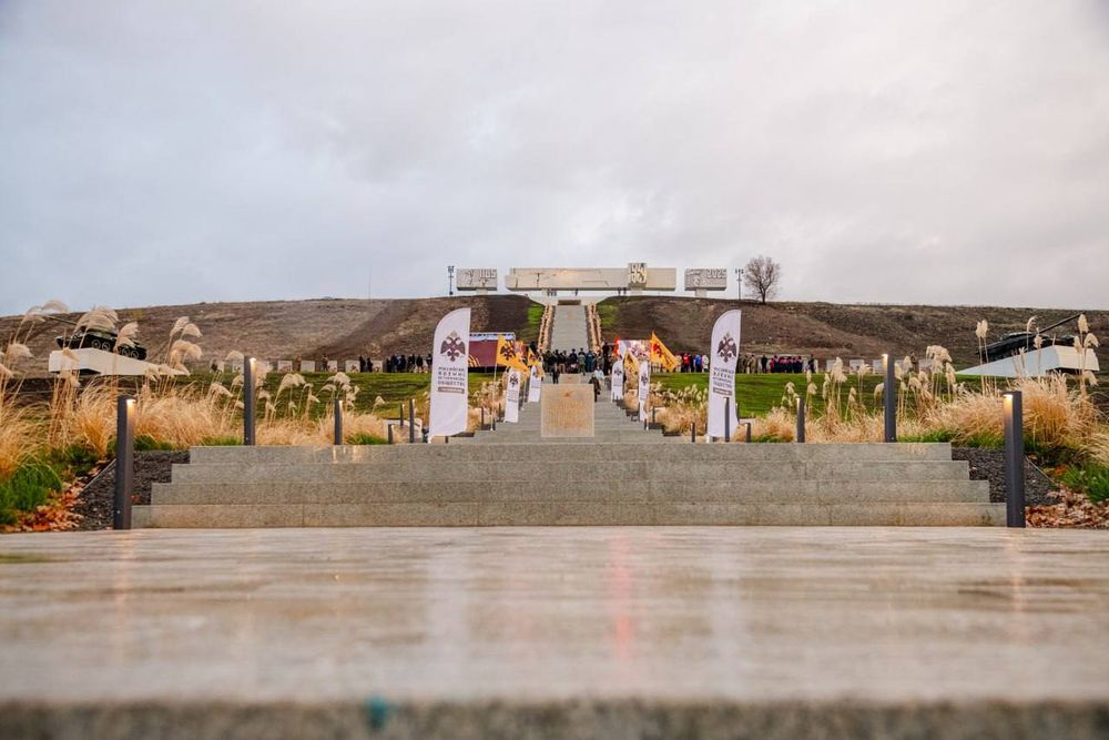 Лестница Героев: в ЛНР после реконструкции открылся мемориал "Миус-фронт"