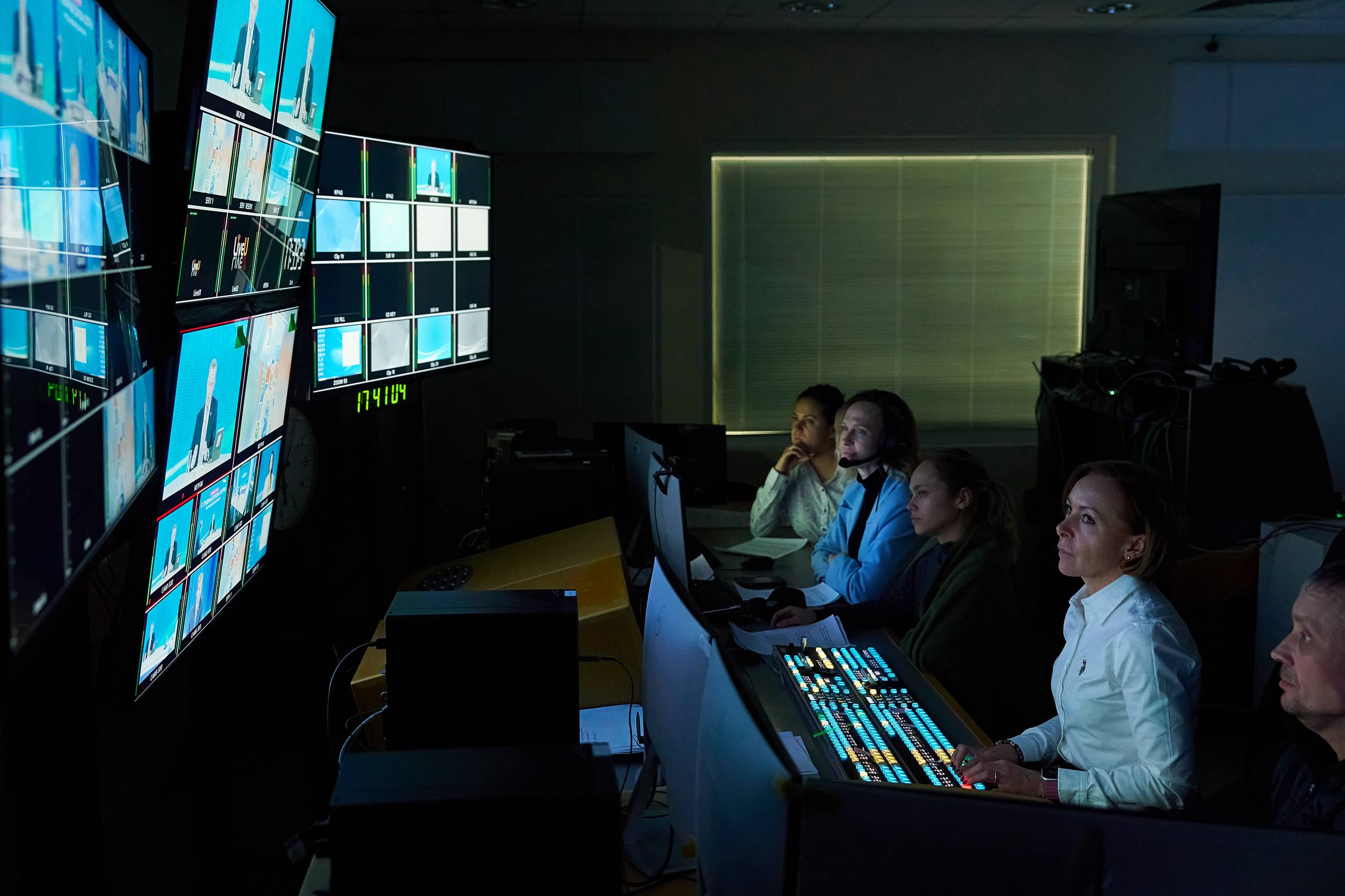 На прямую линию губернатора Руслана Кухарука поступило 2055 вопросов югорчан