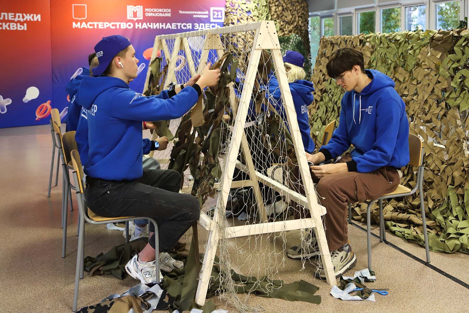 Почти 15 тонн гуманитарной помощи отправили студенты колледжей Москвы в зону СВО