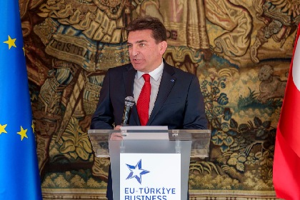 Генеральный директор OYAK подчеркнул инвестиции в чистые технологии и промышленное сотрудничество ЕС-Турция на саммите в Брюсселе
