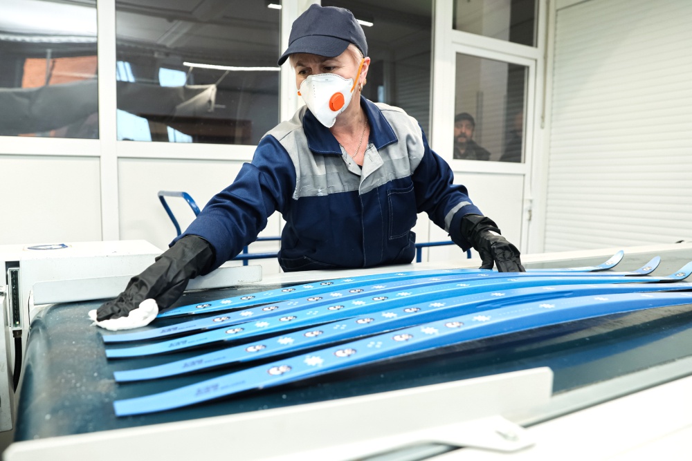 На белорусской фабрике готовят лыжи, приближенные к лучшим мировым образцам