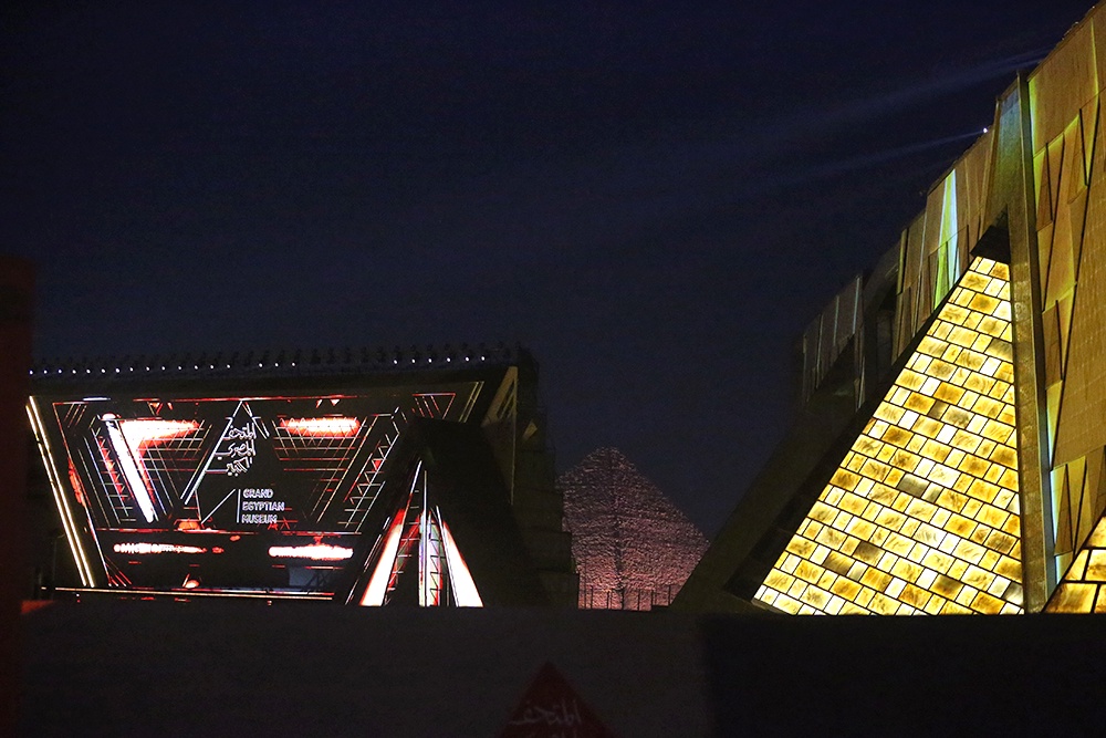 Артефакты за 7 тысячелетий. Около пирамид Гизы открылся Большой Египетский музей