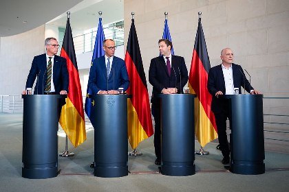 Канцлер Германии Мерц пообещал усилить торговую защиту и облегчить энергопотребление для сталелитейной промышленности на саммите по стали